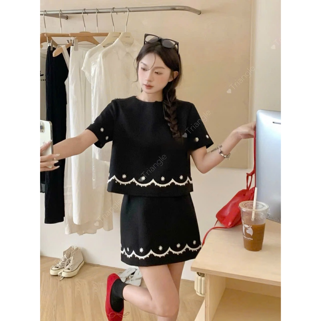Triangle - LBlack Set (Giá thanh lý, không hoàn) áo và chân váy ngắn màu đen với hoa thêu trắng liti