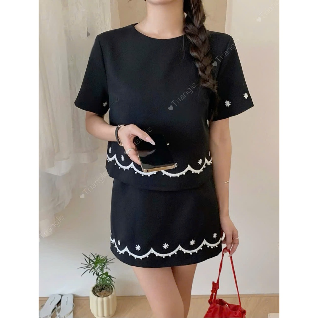 Triangle - LBlack Set (Giá thanh lý, không hoàn) áo và chân váy ngắn màu đen với hoa thêu trắng liti