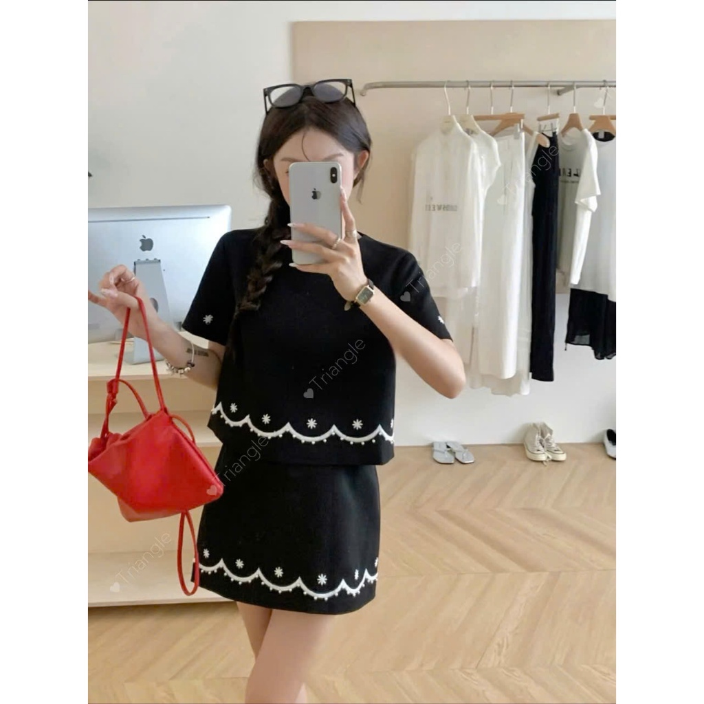 Triangle - LBlack Set (Giá thanh lý, không hoàn) áo và chân váy ngắn màu đen với hoa thêu trắng liti