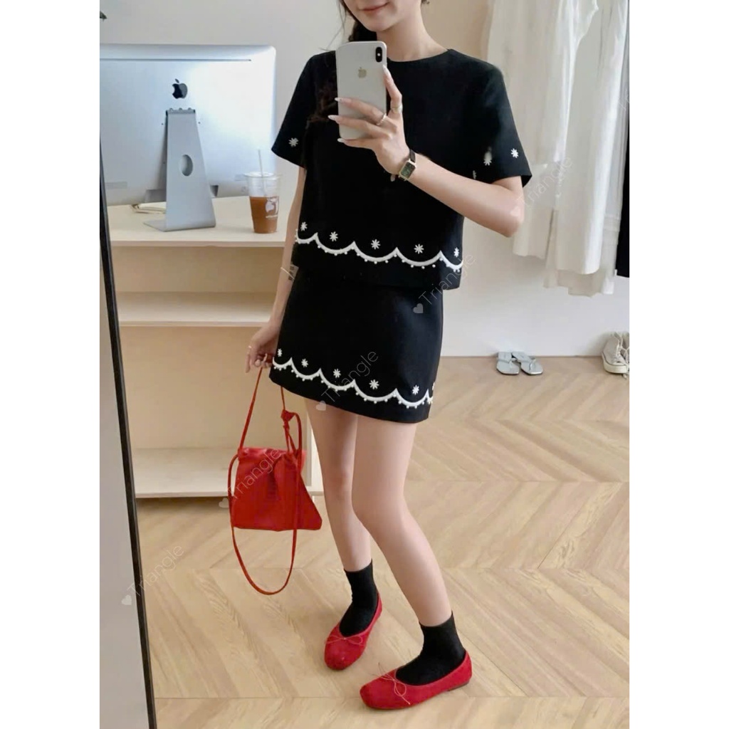 Triangle - LBlack Set (Giá thanh lý, không hoàn) áo và chân váy ngắn màu đen với hoa thêu trắng liti