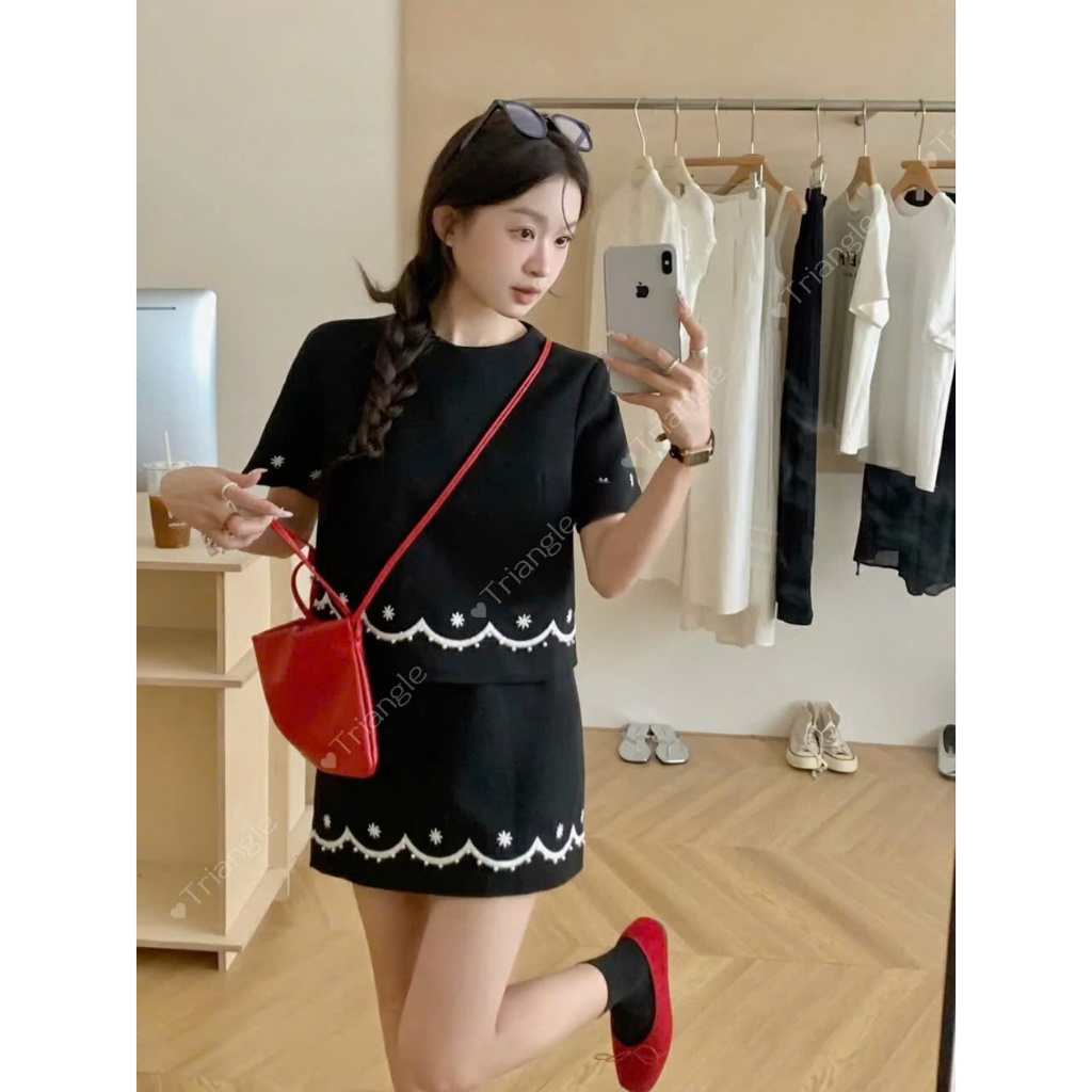 Triangle - LBlack Set (Giá thanh lý, không hoàn) áo và chân váy ngắn màu đen với hoa thêu trắng liti