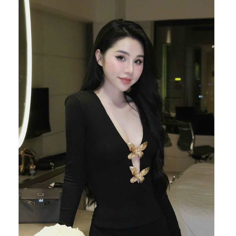 Áo thun dài tay cổ V khoét sâu kèm tag xinh
