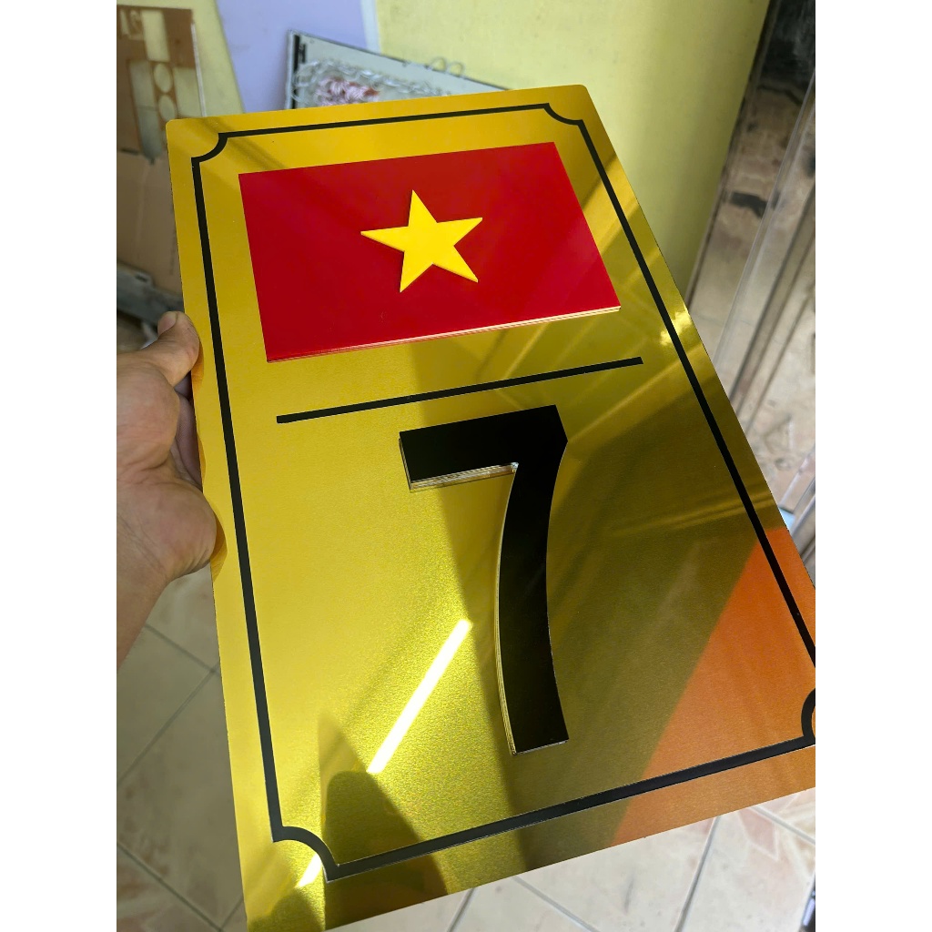 Biển số nhà ( làm theo yêu cầu) có ảnh cờ tổ quốc. chất liệu gương vàng + số nổi