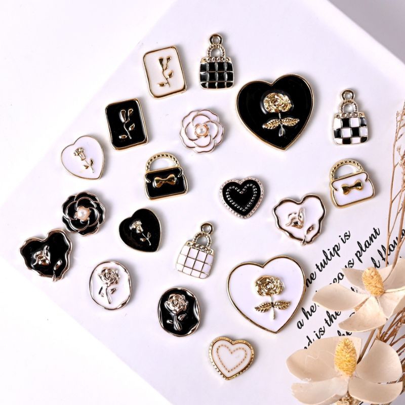 CHARM KIM LOẠI Y2K MIX TRẮNG ĐEN GẮN KẸP TÓC