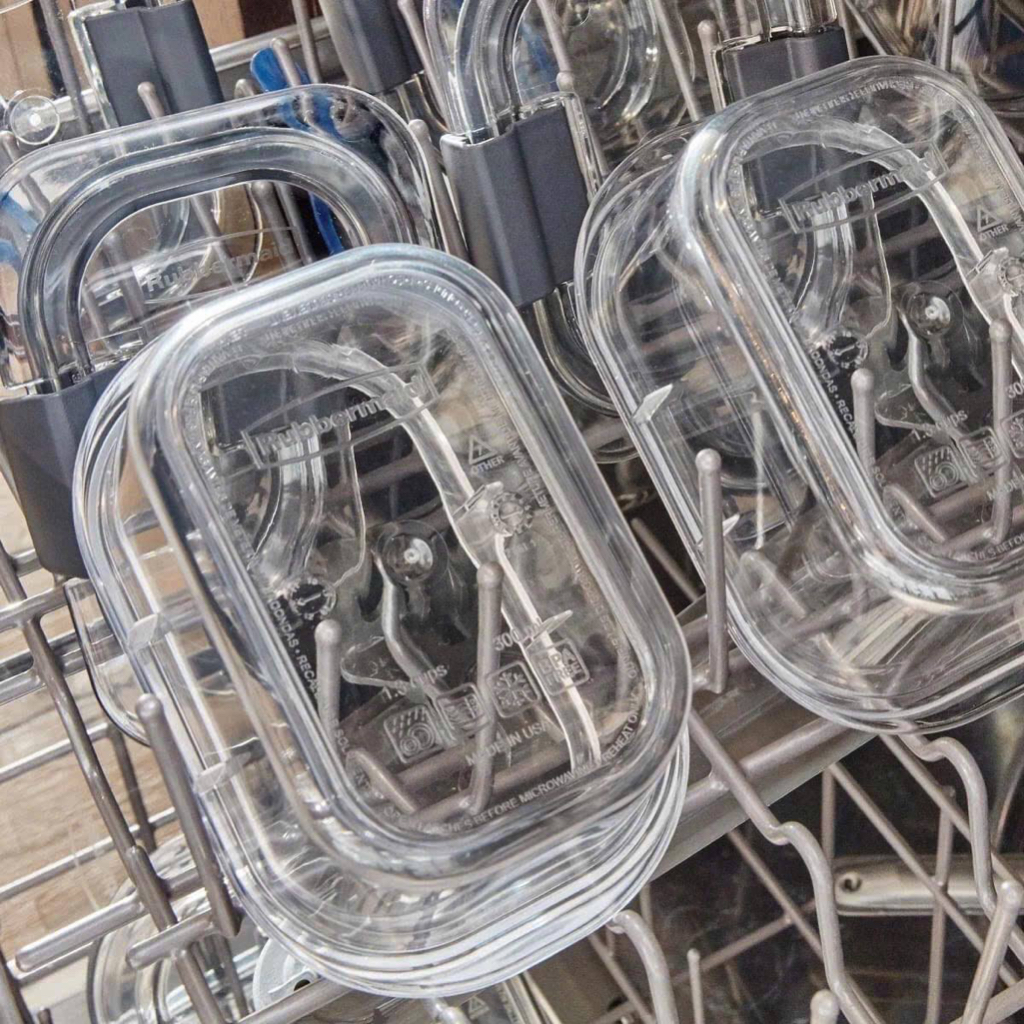 Hạn chế để thức ăn bám trên bát đĩa trước khi đưa vào máy