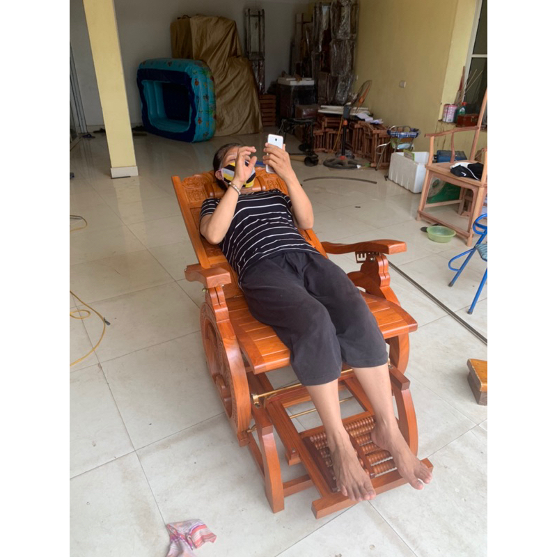 ghế lười đu đưa gỗ gõ, hương đá có bàn mát xa chân