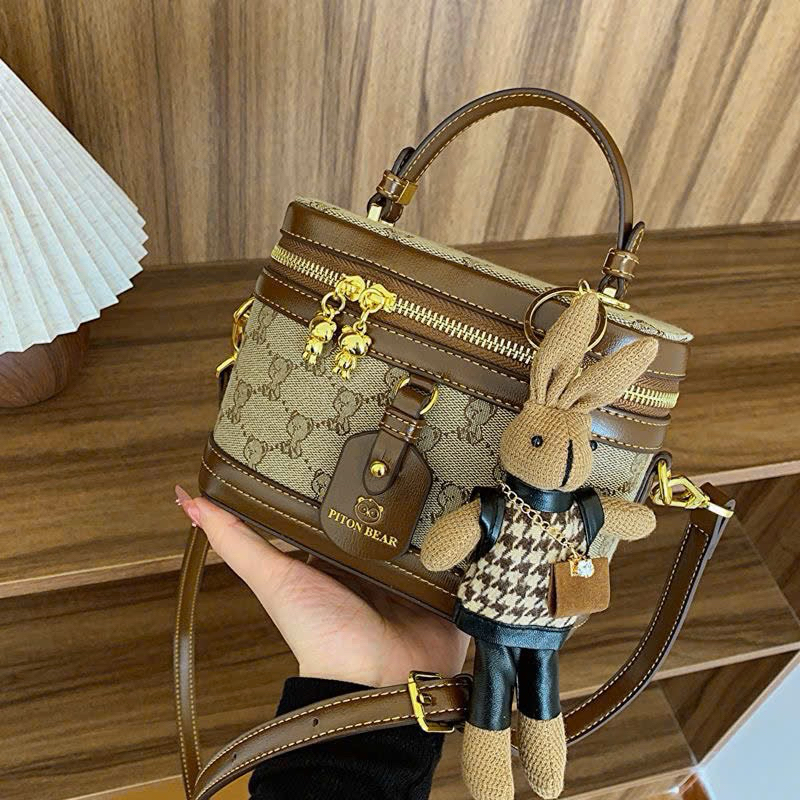 Túi Xách Nữ Túi Đeo Chéo Dáng Cốp Hoạ Tiết Gấu Ngăn Rộng Vừa Điện Thoại
