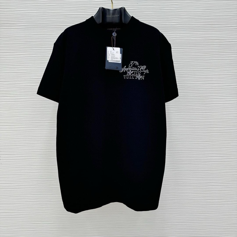 ⚡️[Hight Quality] Áo Phông Lu1s Vu11on Embellished America Cup 24FW - Điểm Nhấn Logo Đính Đá Nhỏ Cao Cấp Nam Nữ