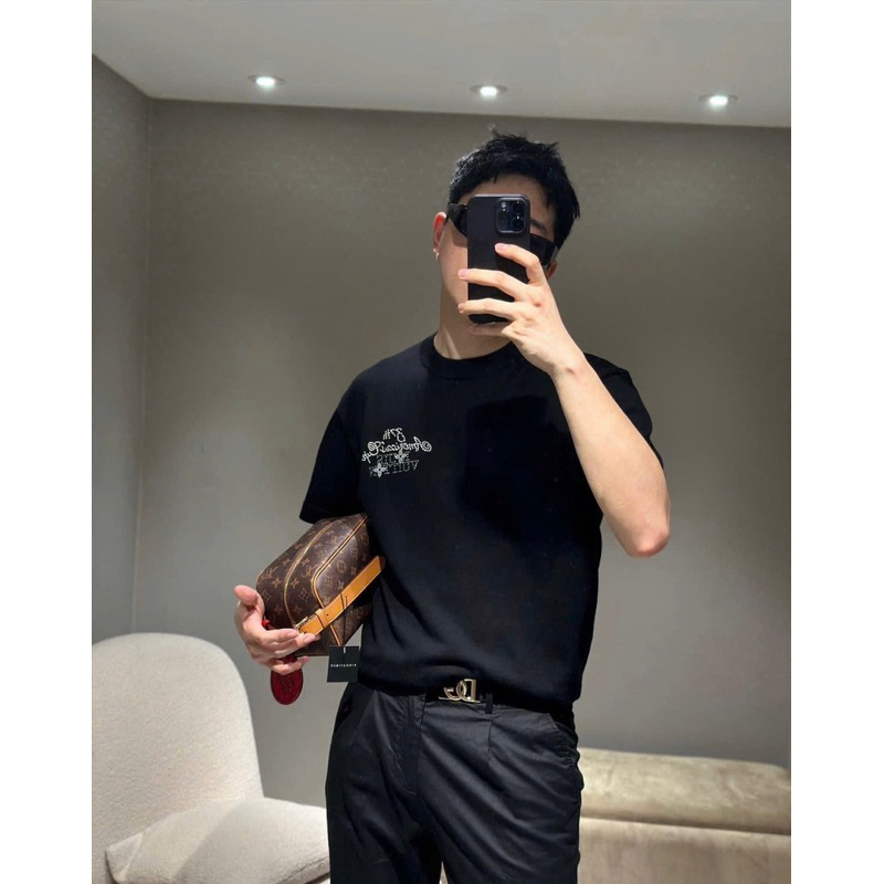 ⚡️[Hight Quality] Áo Phông Lu1s Vu11on Embellished America Cup 24FW - Điểm Nhấn Logo Đính Đá Nhỏ Cao Cấp Nam Nữ