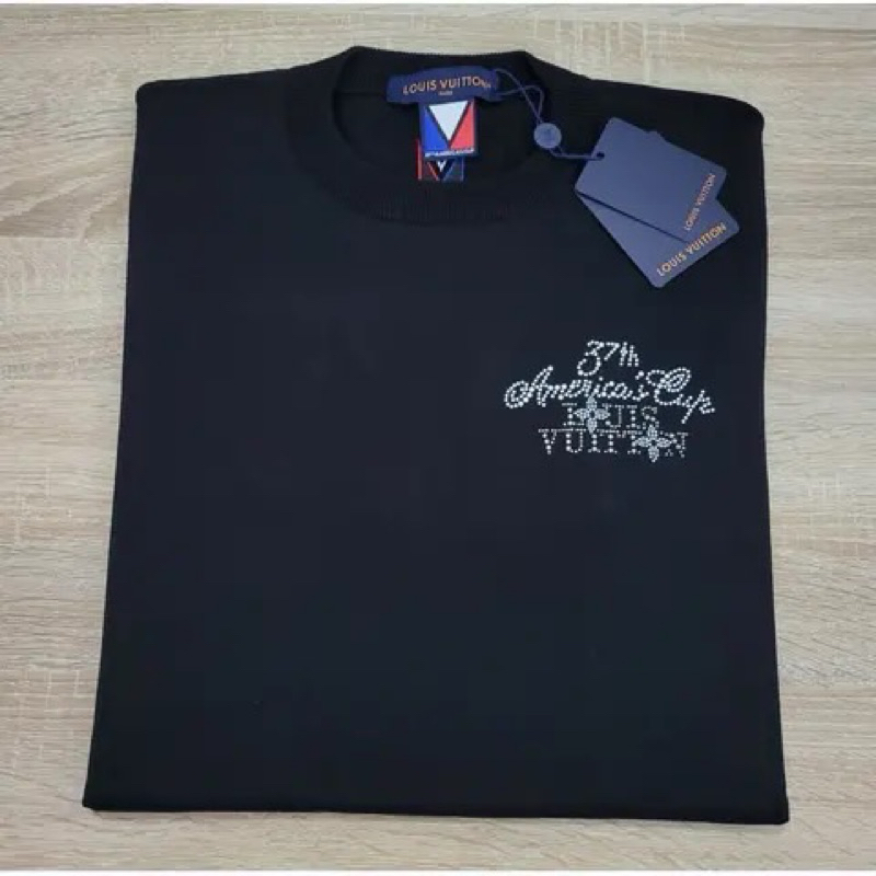 ⚡️[Hight Quality] Áo Phông Lu1s Vu11on Embellished America Cup 24FW - Điểm Nhấn Logo Đính Đá Nhỏ Cao Cấp Nam Nữ