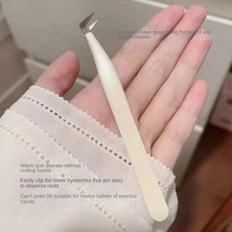 Nhíp gắn mi cụm, giúp việc gắn mi dễ dàng hơn.