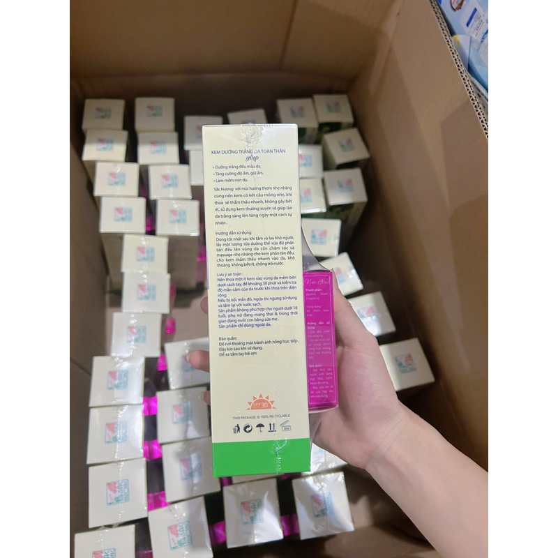 Kem dưỡng trắng da toàn thân Sắc Hương 250ml ,hỗ trợ làm đều màu da, chống nắng, cung cấp độ ẩm, làm mềm mịn da.