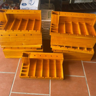 Khay đựng tông đơ 2 màu vàng, đen gỗ thông đặc kt 50x25cm