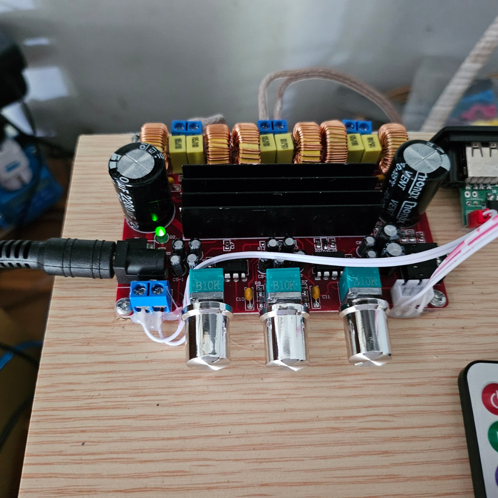 Mạch khuếch đại âm thanh cho hệ thống loa 2.1 công suất tổng 200W 3 đường tín hiệu 50Wx2 vệ tinh + 100W sub siêu trầm