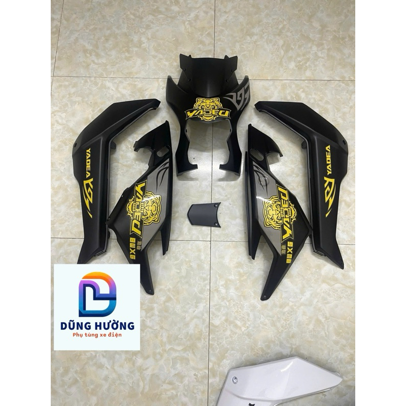 bộ nhựa 8 món gắn xe điện xmen dùng mặt lạ bi cầu kèm tem hổ, tem hello kitty, tem s7,(tặng ốc)  phụ tùng xe điện