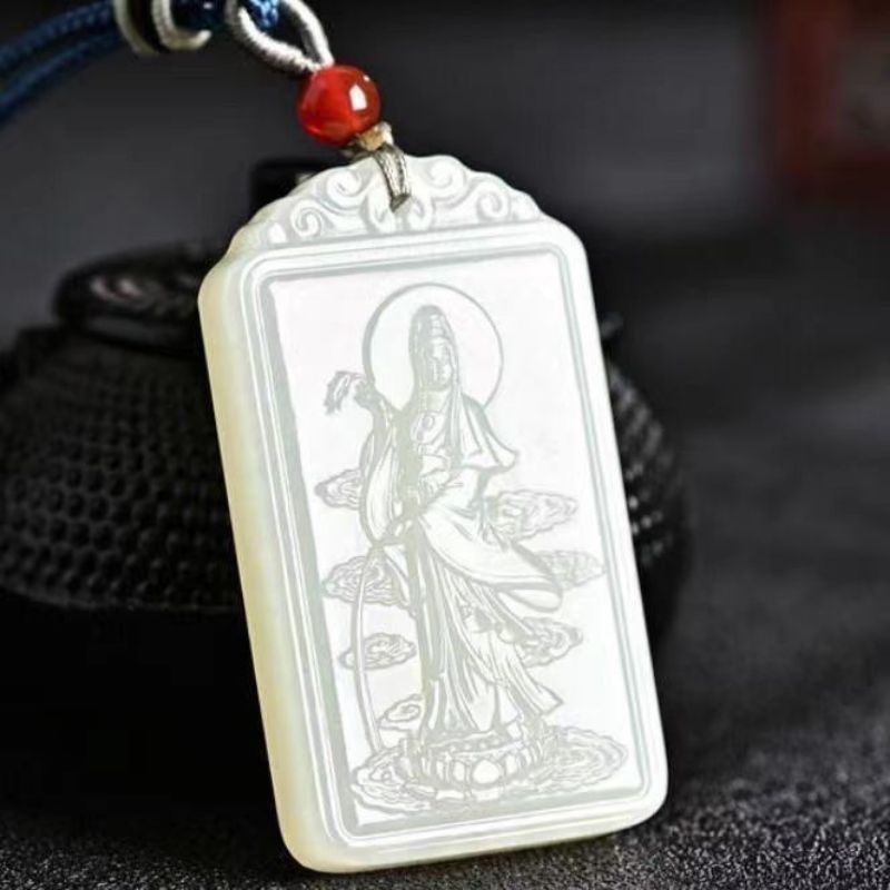 Mặ bài quan âm bồ tát nam hải ngọc hòa điền tự nhiên ,giúp mang lại may mắn bình an ,tặng kèm dây đeo