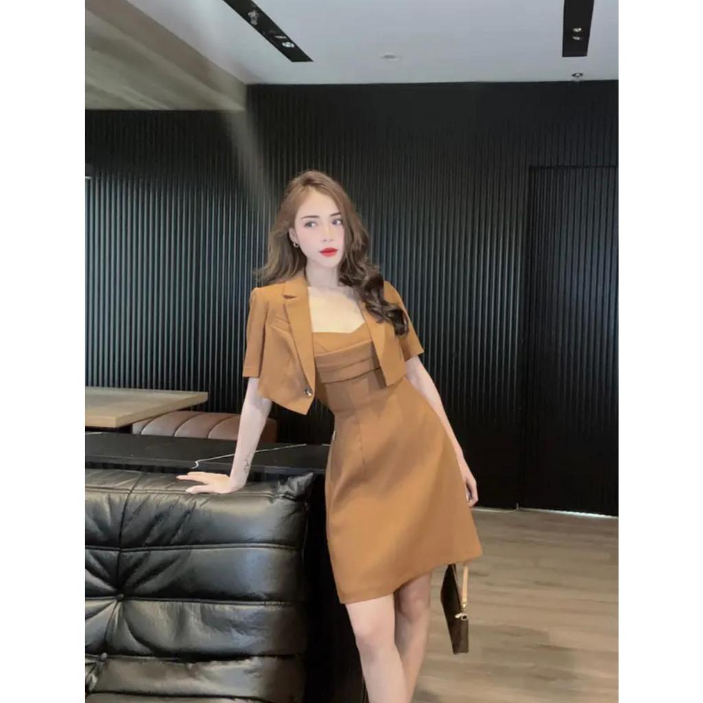 Set váy hai dây nâu tây kèm áo khoác croptop blazer suông