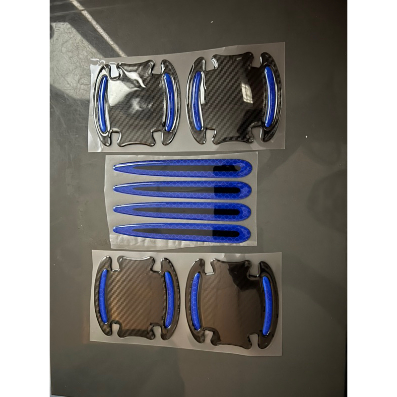 Sét 8 miếng dán tay nắm cửa xe hơi phản quang 3D kết cấu sợi cacbon