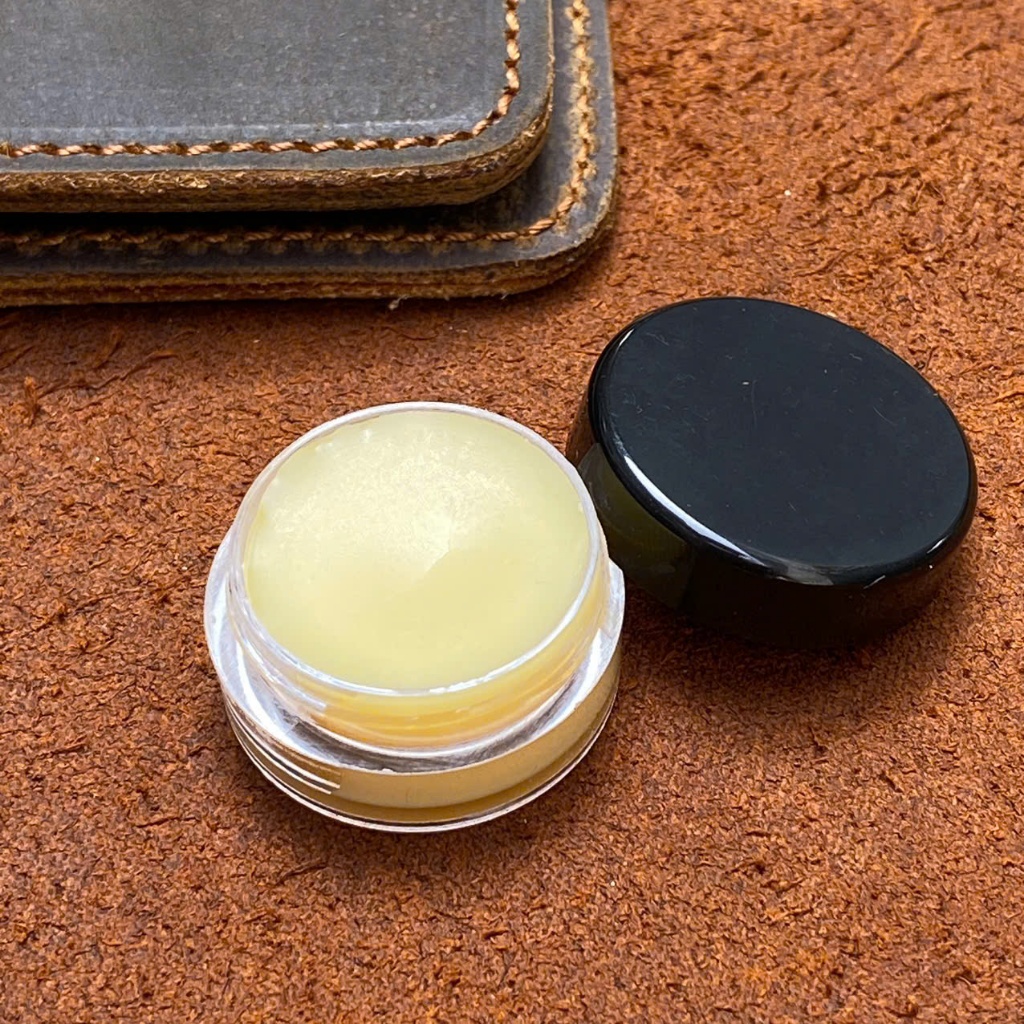 Sáp dưỡng đồ da Hata Leather là sản phẩm chuyên dụng giúp bảo quản và chăm sóc cho các món đồ da như ví, túi xách