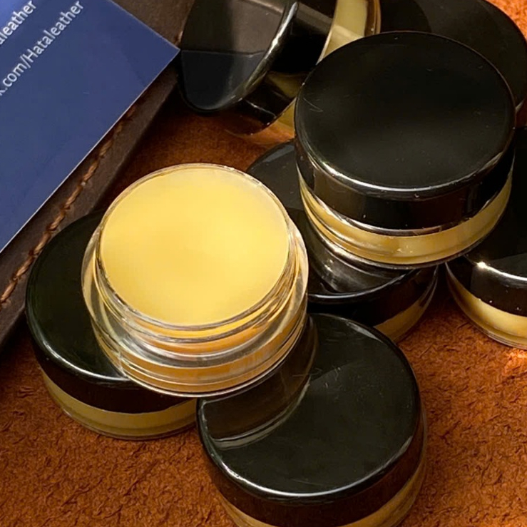 Sáp dưỡng đồ da Hata Leather là sản phẩm chuyên dụng giúp bảo quản và chăm sóc cho các món đồ da như ví, túi xách