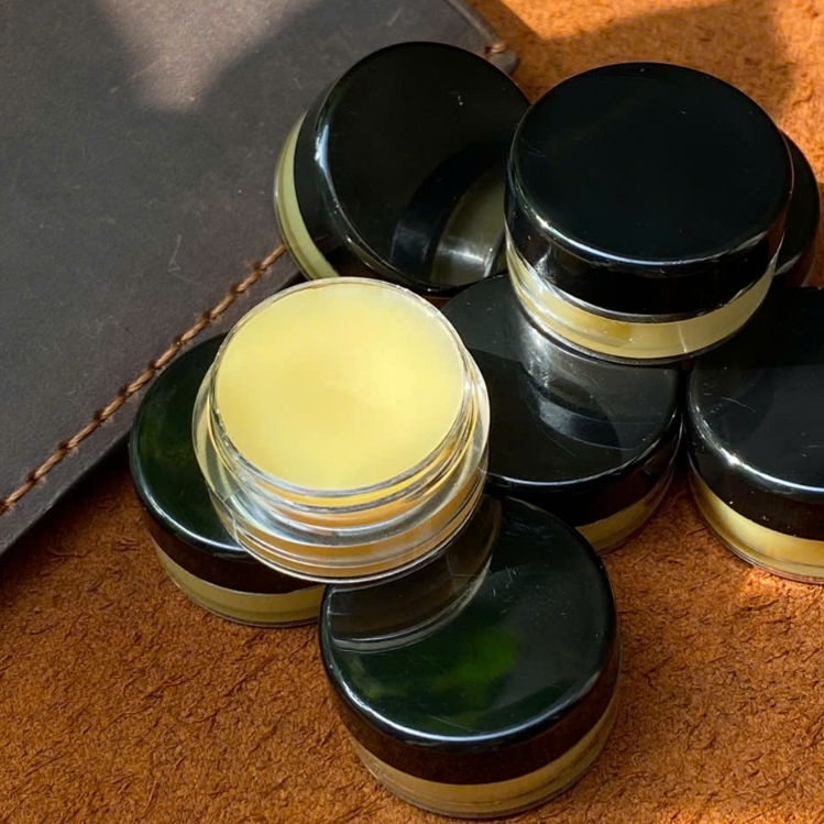 Sáp dưỡng đồ da Hata Leather là sản phẩm chuyên dụng giúp bảo quản và chăm sóc cho các món đồ da như ví, túi xách