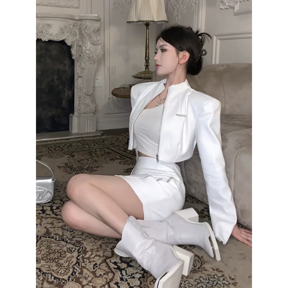Set DA PU chân váy ngắn có khoá kéo chéo tôn dáng cùng áo khoác croptop độn vai có khoá cổ tay