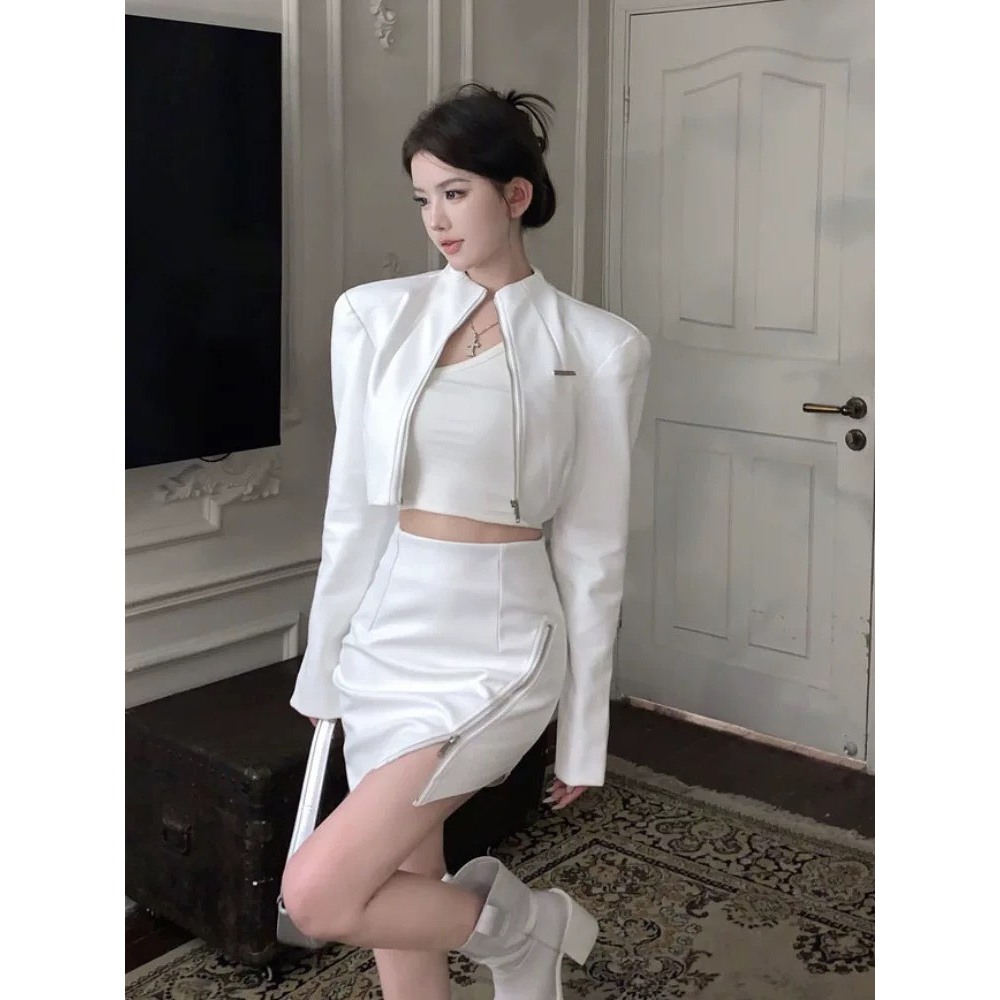 Set DA PU chân váy ngắn có khoá kéo chéo tôn dáng cùng áo khoác croptop độn vai có khoá cổ tay