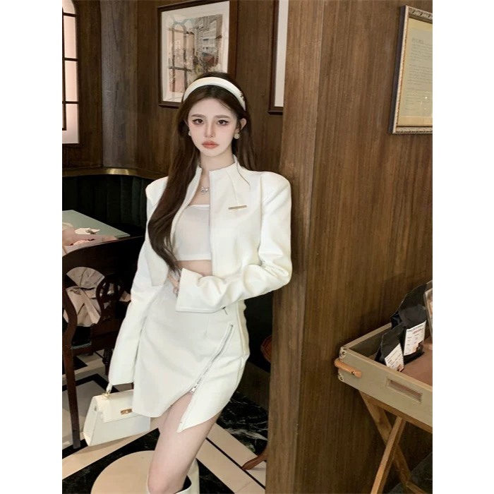Set DA PU chân váy ngắn có khoá kéo chéo tôn dáng cùng áo khoác croptop độn vai có khoá cổ tay