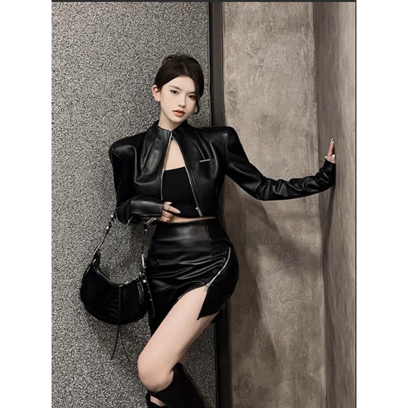 Set DA PU chân váy ngắn có khoá kéo chéo tôn dáng cùng áo khoác croptop độn vai có khoá cổ tay