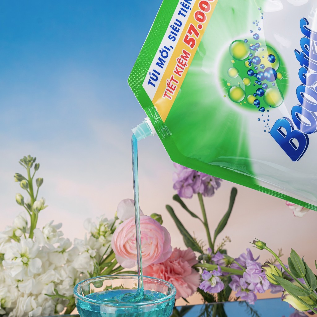 Nước giặt xả Booster hương Nắng Xuân túi 2.4L - Hàng chính hãng