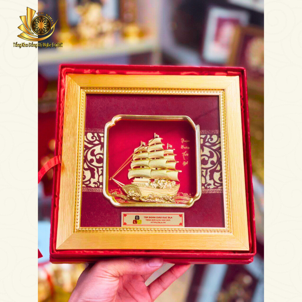 Tranh thuận buồm xuôi gió thuyền buồm mạ vàng   phong thủy KT 20x20 nền đỏ khung gỗ