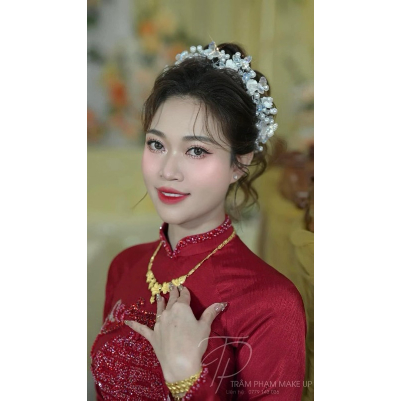 Bờm cài hoa hạt trai lấp lánh