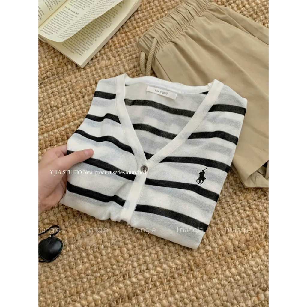 Triangle Love Set(Cân nhắc kỹ, return is not welcomed) áo len cardigan kẻ sọc mix cùng quần short kaki thêu ngựa