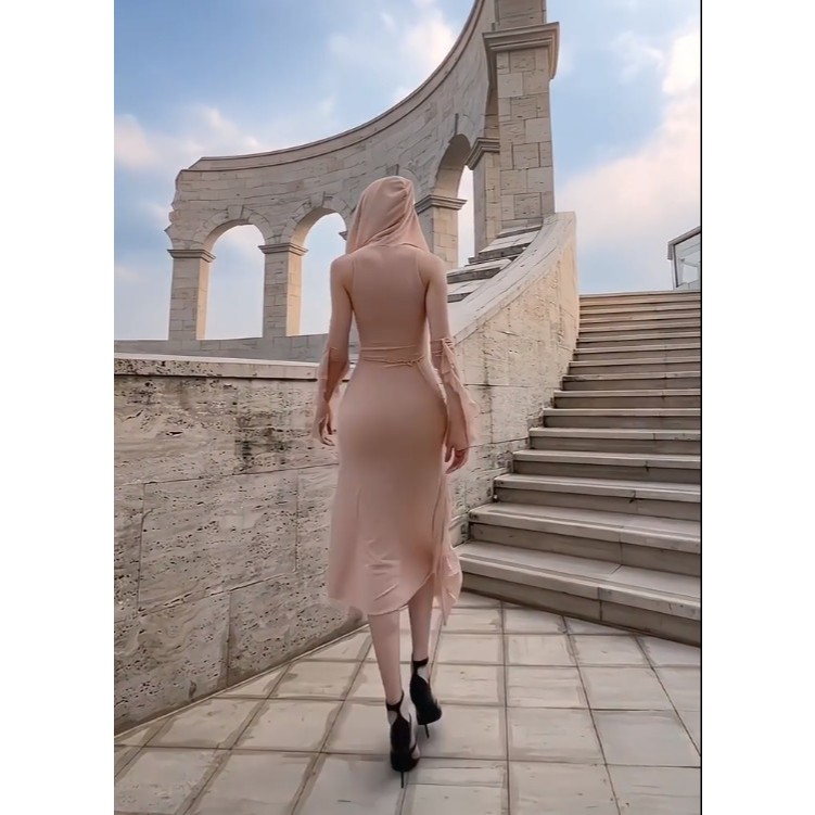 Váy ôm body xẻ tà trùm đầu màu hông nude nữ cá tính