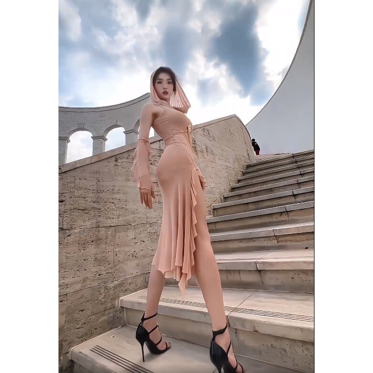 Váy ôm body xẻ tà trùm đầu màu hông nude nữ cá tính