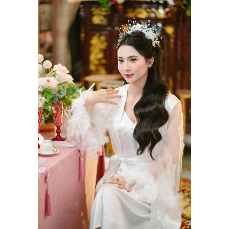 Bờm lấp lánh giả vương miện có hai màu đỏ và trắng