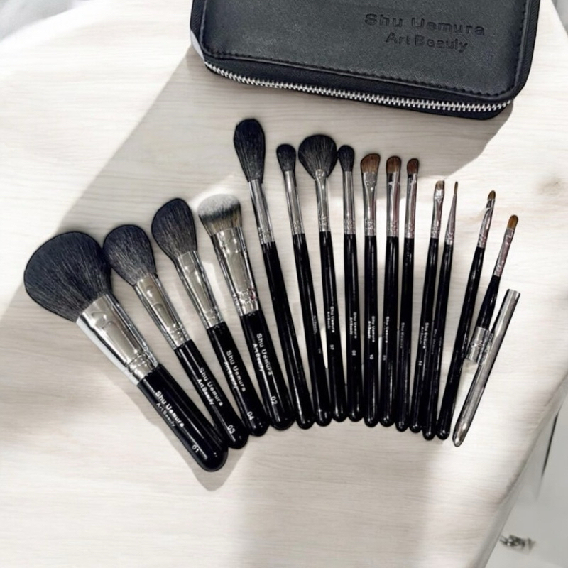 Bộ cọ cá nhân Shu Uemura 15 cây. Hàng cao cấp, lông cực kì bám phấn, êm dịu với làn da.
