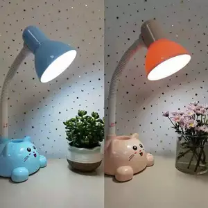 ĐÈN HỌC ĐỂ BÀN HÌNH MÈO CUTE CHỐNG CẬN CÓ ỐNG CẮM BÚT CHO BÉ