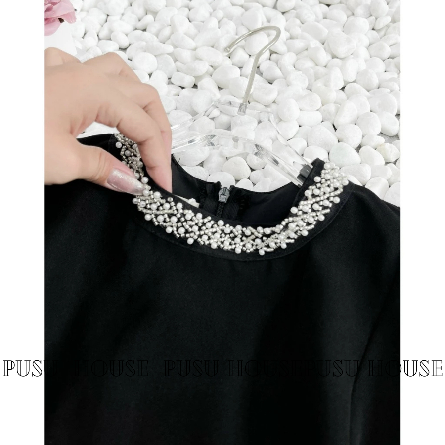 Đầm đen dự tiệc tay phồng đính đá cổ và túi tiểu thư sang chảnh -PUSU HOUSE