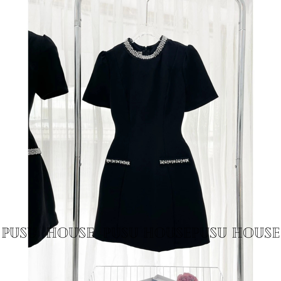 Đầm đen dự tiệc tay phồng đính đá cổ và túi tiểu thư sang chảnh -PUSU HOUSE