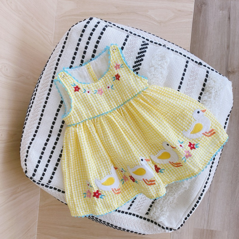 (Order) Váy vàng hoạ tiết chú vịt ngộ nghĩnh thêu hoa caro dành cho bé gái