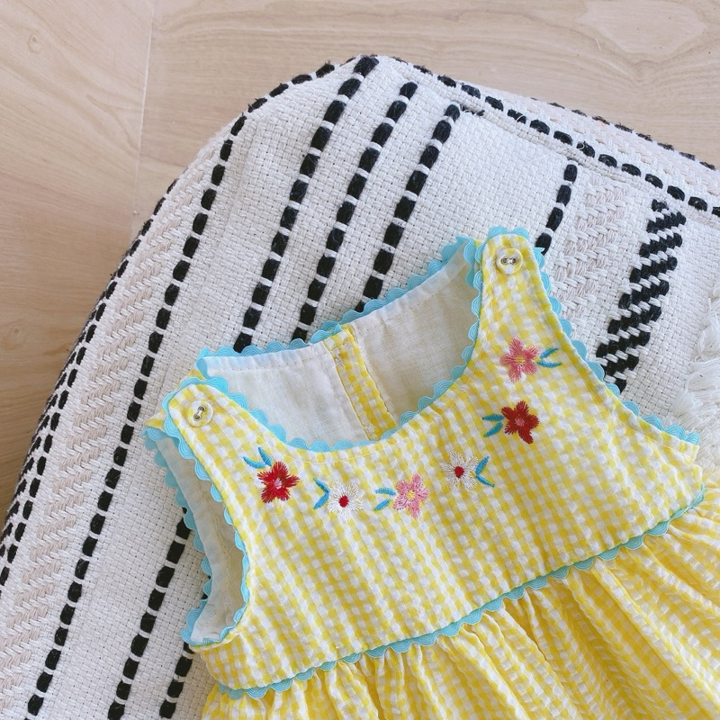 (Order) Váy vàng hoạ tiết chú vịt ngộ nghĩnh thêu hoa caro dành cho bé gái