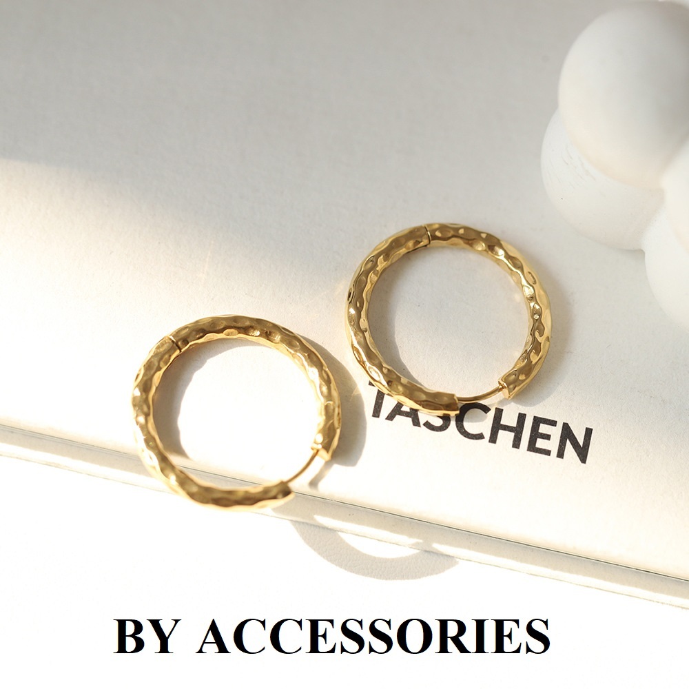 Bông tai nữ titan kiểu hình học tròn bề mặt vát lõm không gỉ WE2504 BY ACCESSORIES