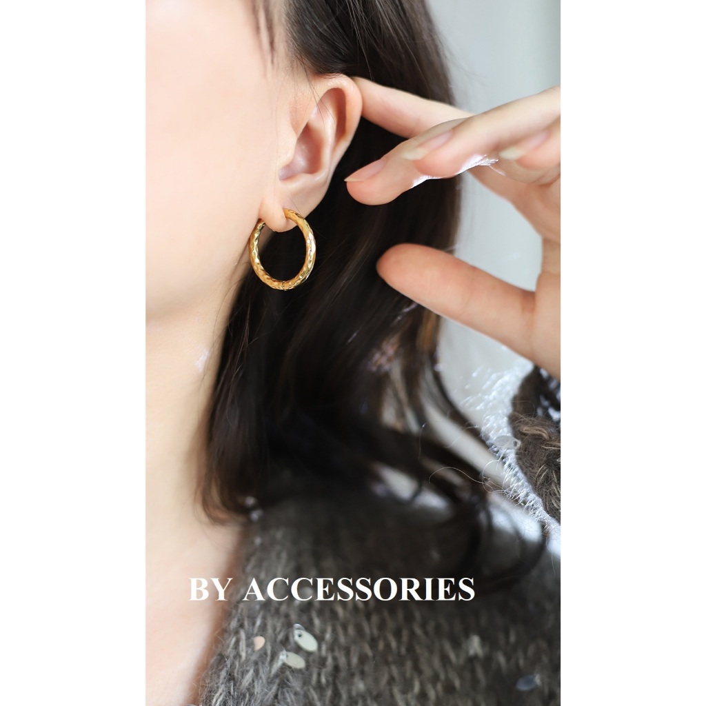 Bông tai nữ titan kiểu hình học tròn bề mặt vát lõm không gỉ WE2504 BY ACCESSORIES