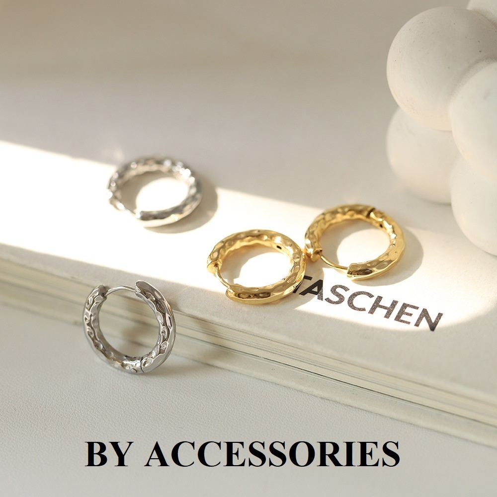 Bông tai nữ titan kiểu hình học tròn bề mặt vát lõm không gỉ WE2504 BY ACCESSORIES