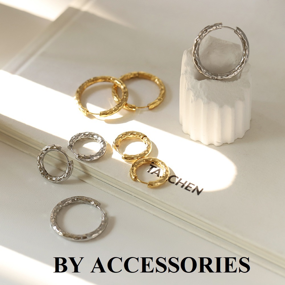 Bông tai nữ titan kiểu hình học tròn bề mặt vát lõm không gỉ WE2504 BY ACCESSORIES