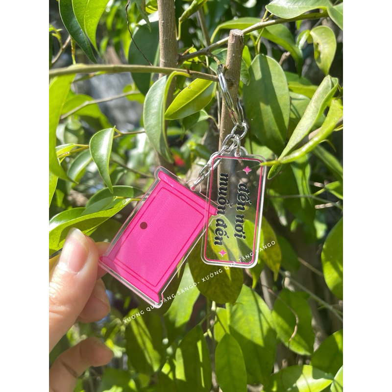 Móc khóa nền trong uv theo yêu cầu - Sango