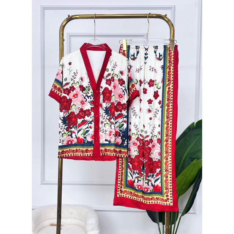 Đồ bộ- set ngủ mặc nhà pijama hoa đỏ cổ Y lụa latin mềm mịn mát