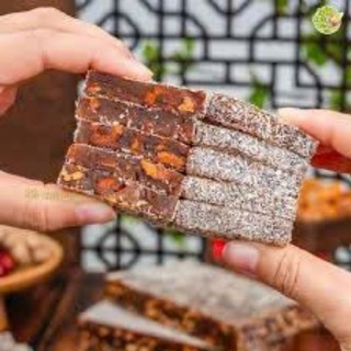 Bánh gừng táo đỏ vị ngọt nhẹ,mềm dẻo,ấm nồng,,bánh làm giảm triệu chứng mệt mỏi,giữ ấm cơ thể,tốt cho sức khỏe.