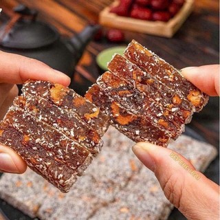 Bánh gừng táo đỏ vị ngọt nhẹ,mềm dẻo,ấm nồng,,bánh làm giảm triệu chứng mệt mỏi,giữ ấm cơ thể,tốt cho sức khỏe.